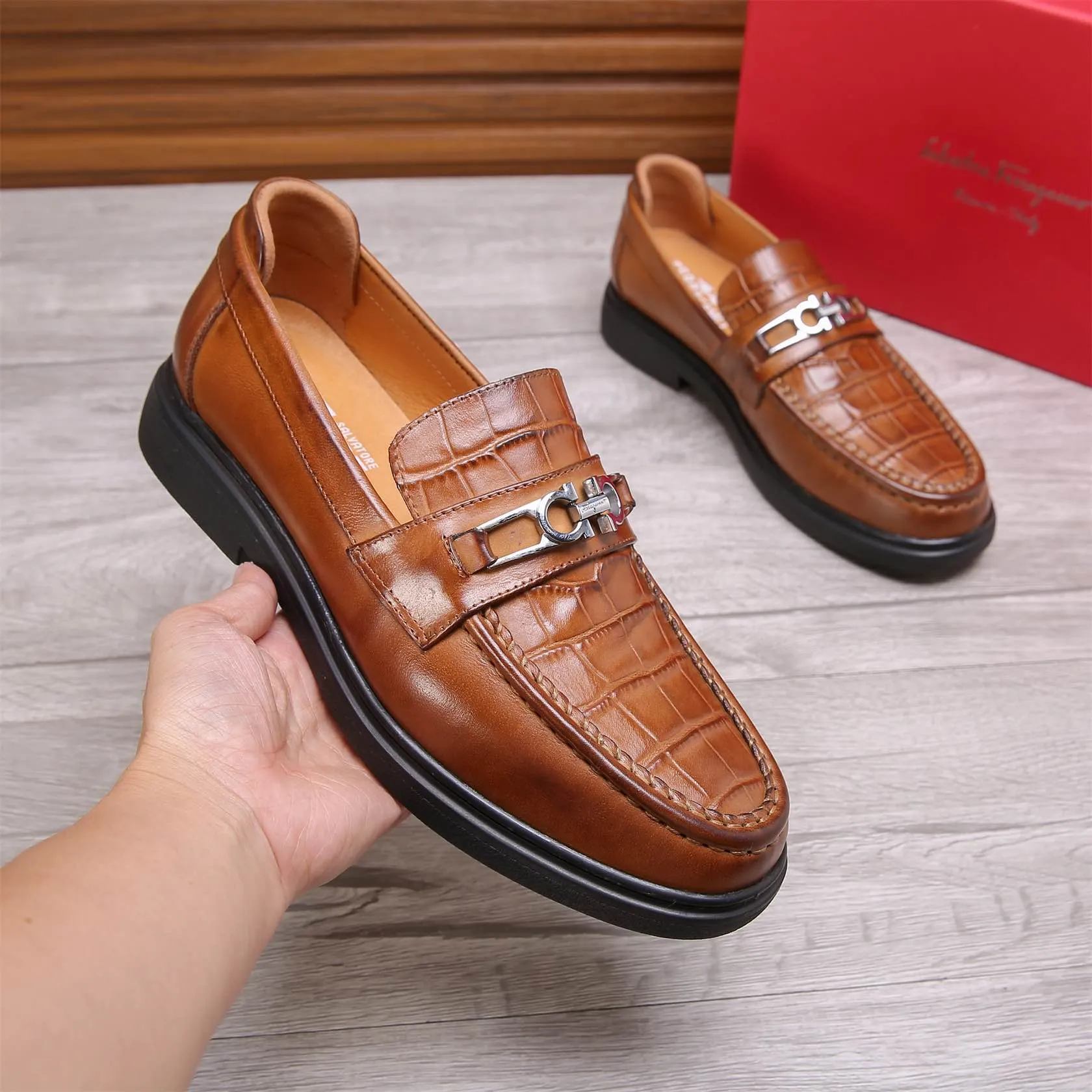 Men's shoes 💰460 🕷🕷🐂【Ferragamo】Ferragamo Popular fashionable casual shoes🇨🇳Official website counter 1:1 production, original mold opening💯Good quality visible, imported high-end first-layer waxed calfskin, water-dyed🐂leather lining🌿very clear texture, high-quality waterproof, non-slip and wear-resistant outsole🎋high quality and low price, truly handmade🍓Black optional! Code number 38-44 (45-46 customized)......